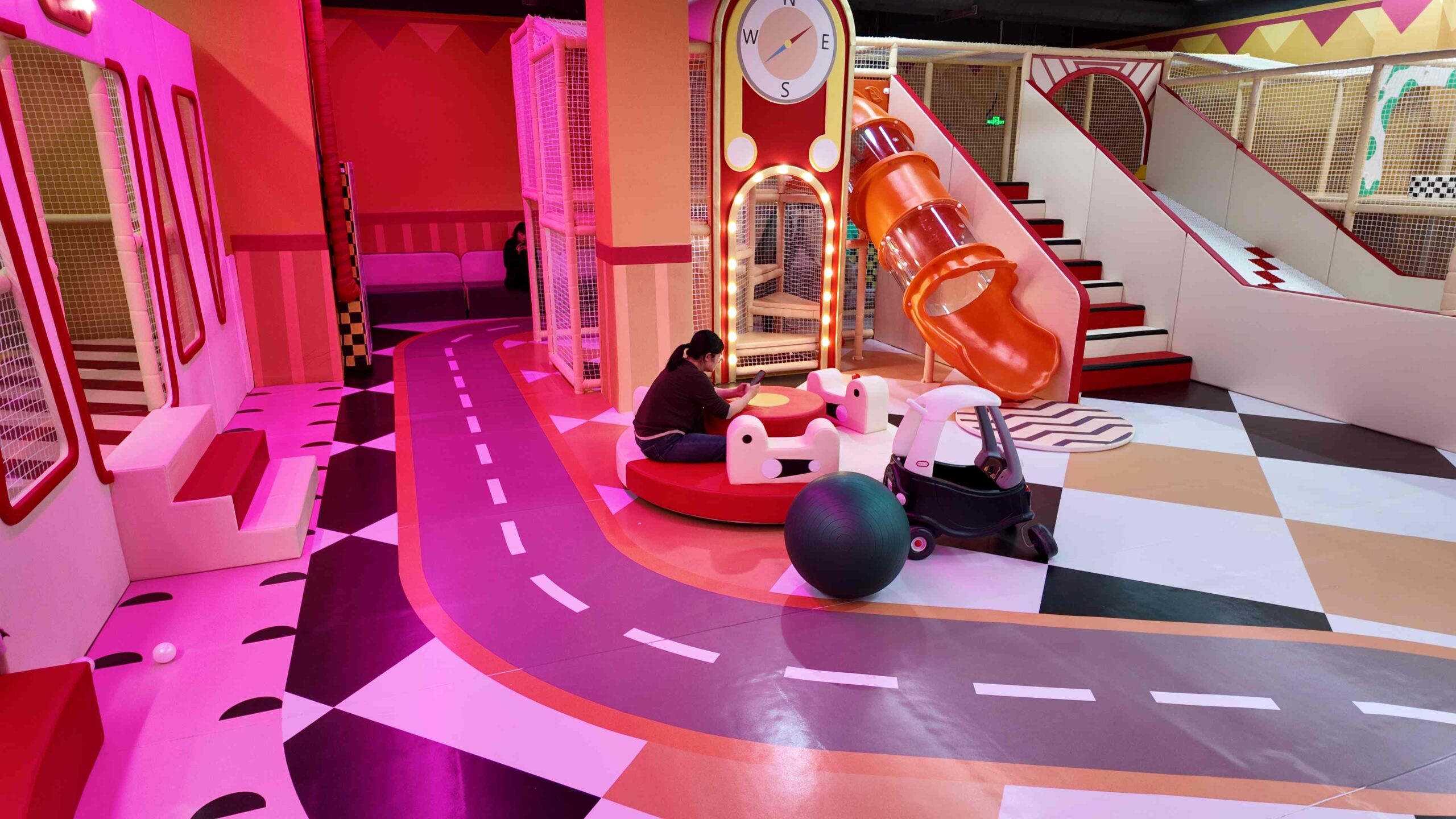 常德開潮玩運(yùn)動(dòng)館？選對(duì)整場設(shè)計(jì)+設(shè)備源頭廠家，蜜動(dòng)游樂讓你少走3年彎路