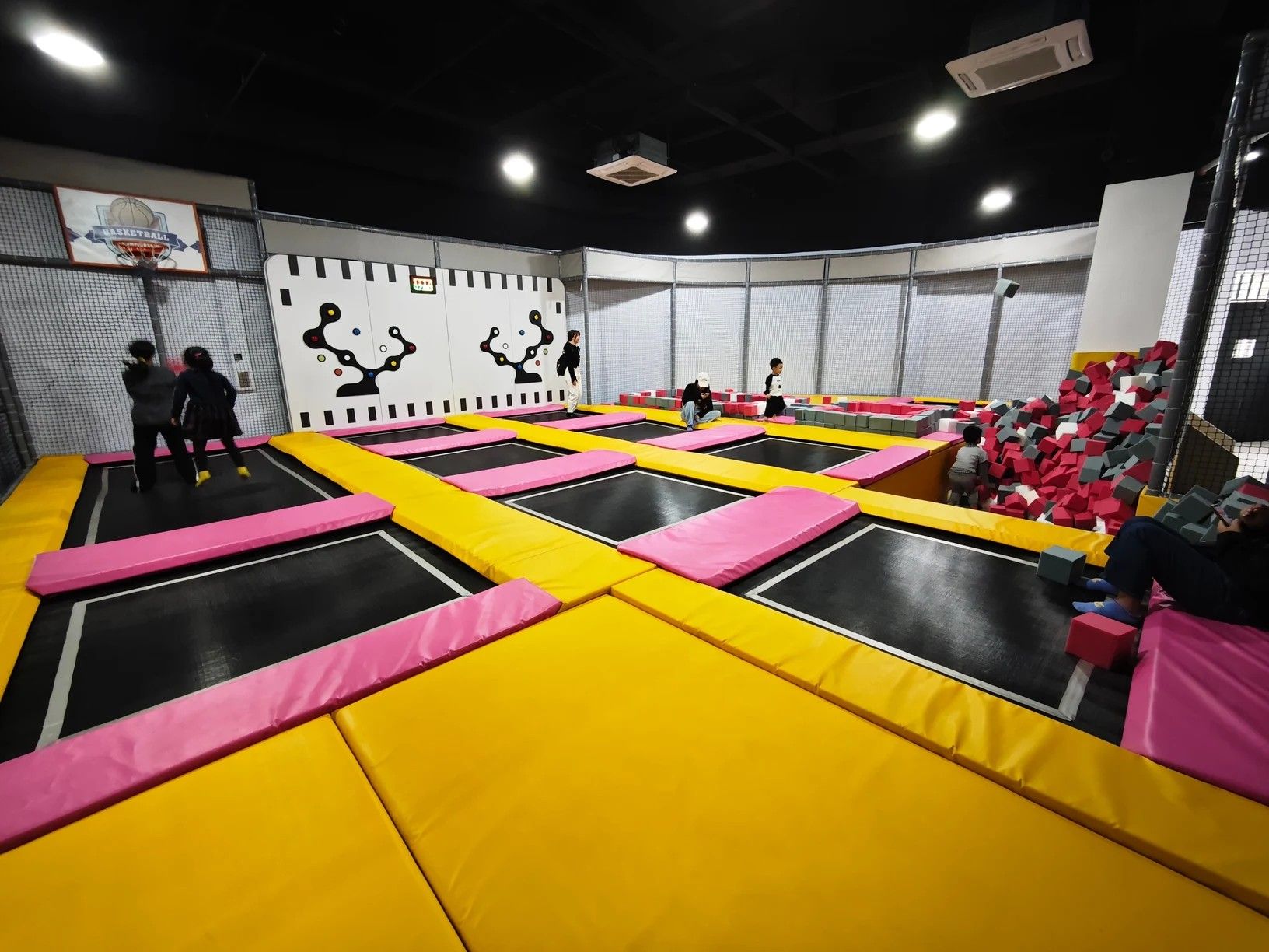 中山開(kāi)室內(nèi)兒童樂(lè)園：找源頭廠家蜜動(dòng)游樂(lè)，從設(shè)計(jì)到運(yùn)營(yíng)一站式省心開(kāi)館